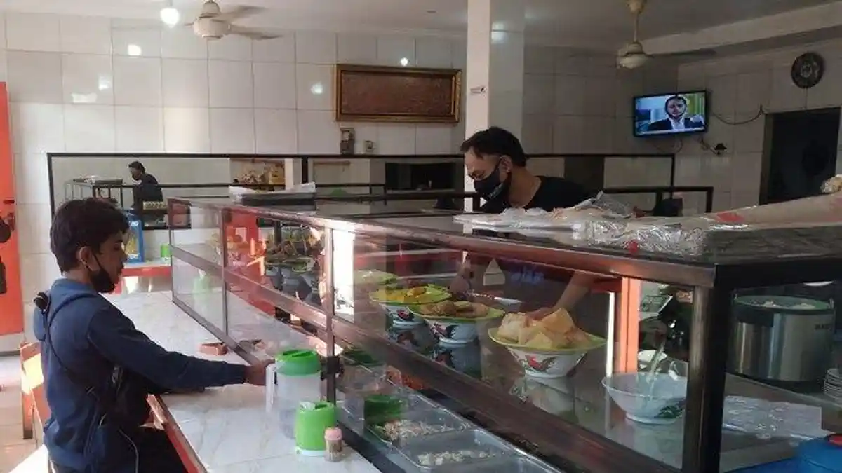 Pemkab Karawang Perbolehkan Warung Nasi Buka Siang Hari tapi Wajib Pakai Gorden