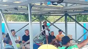 Serap-Aspirasi-Petani-Ketua-DPRD-Rote-Ndao-Lakukan-Dialog-dengan-Warga-di-Tengah-Sawah.jpg