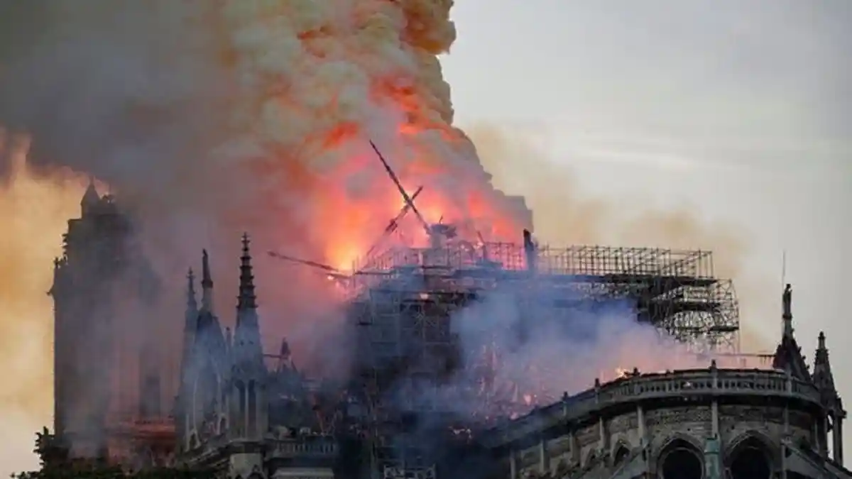 Warga Bernyanyi dan Berdoa Saat Kebakaran di Gereja Notre Dame Terjadi