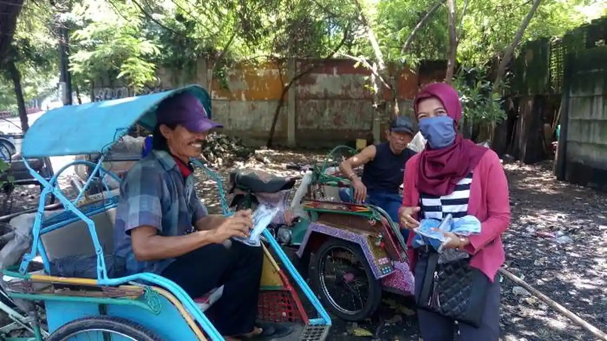 Senang Mendapat Masker dari Mahasiswa IKIP Widya Darma Surabaya