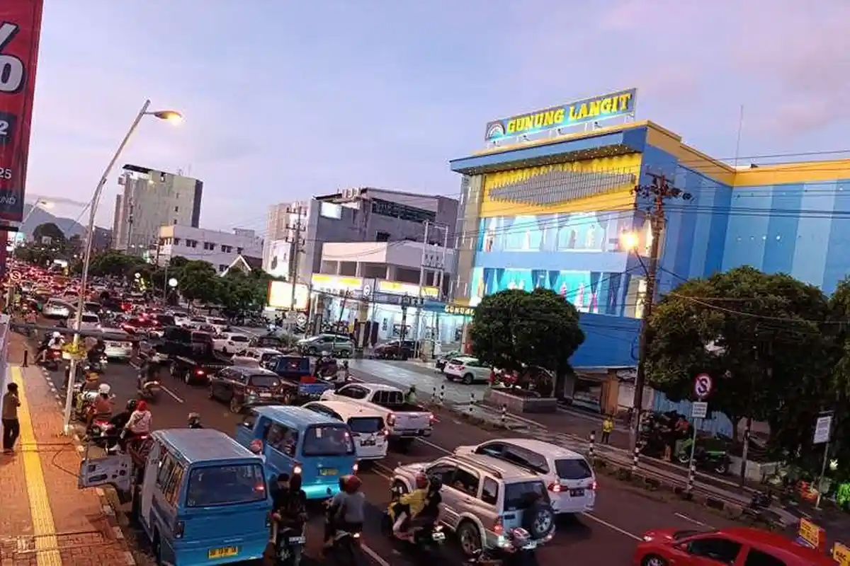 Warga Sulawesi Utara Berburu Kebutuhan Lebaran, Boulevard Manado Macet Berjam-jam