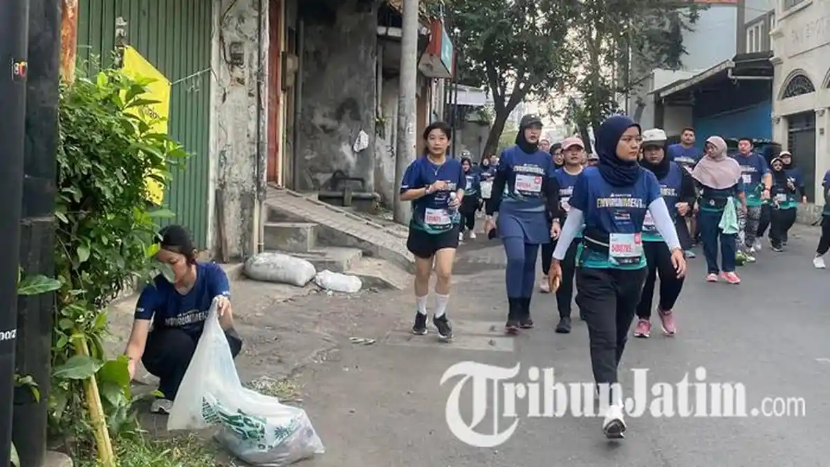 Tren Plogging Run, Pelari Samator EnviRUNment di Surabaya Semangat Lari sambil Kumpulkan Sampah