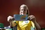 Jaqueline Raquell Tunjukkan Tiket Palsu Piala Dunia Brasil