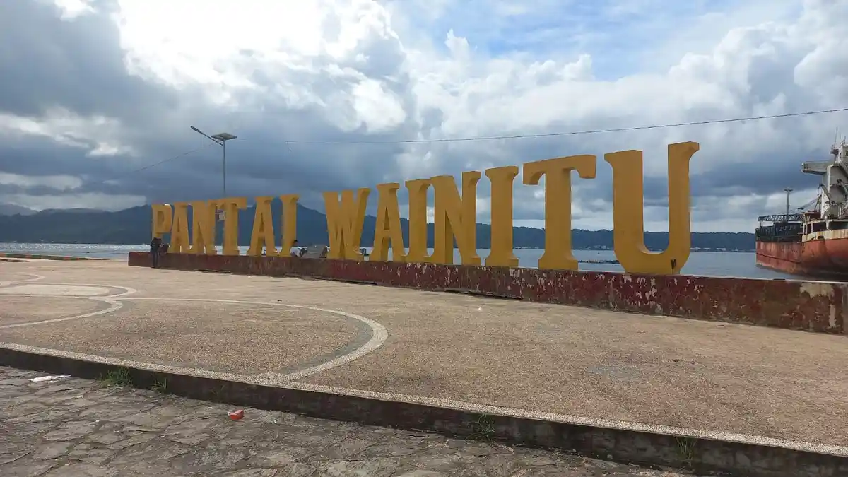 Fasad Pantai Wainitu-Ambon Rampung, Simanjuntak Harap Warga Tak Buang Sampah di Laut