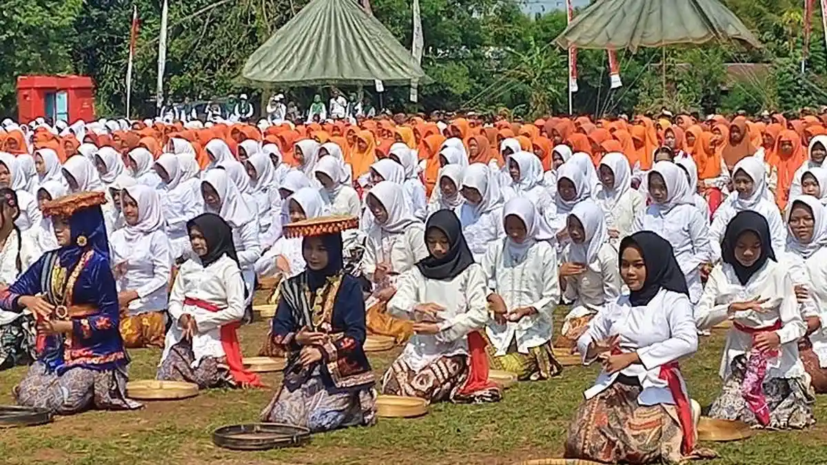 1.700 Pelajar di Kudus Pecahkan Rekor MURI Tari Kretek Terbanyak