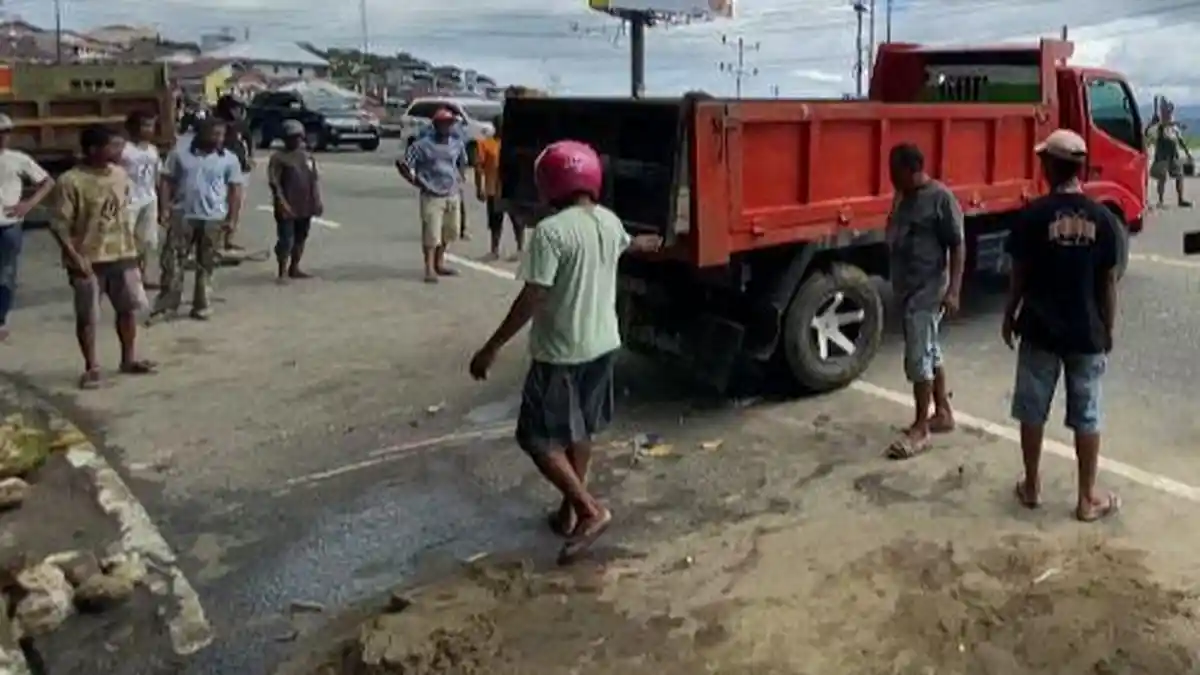 Truk Bermuatan Pasir Berhasil Dievakuasi setelah 2 Jam Terbalik, Lalu Lintas Kembali Normal