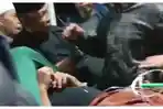 2026-04-30-Korban-penikaman-saat-dilarikan-ke-puskesmas-di-Kelurahan-Malakaji.jpg