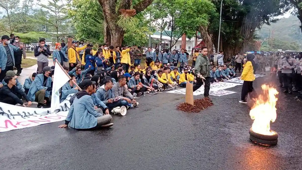 Segel Gerbang, Bakar Ban, dan Bikin Kuburan dari Aksi Mahasiswa Tolak Harga BBM Naik di Sumedang
