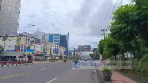 Suasana-Jalan-Pierre-Tendean-Boulevard-Manado-dengan-cuaca-berawan-dfsh.jpg