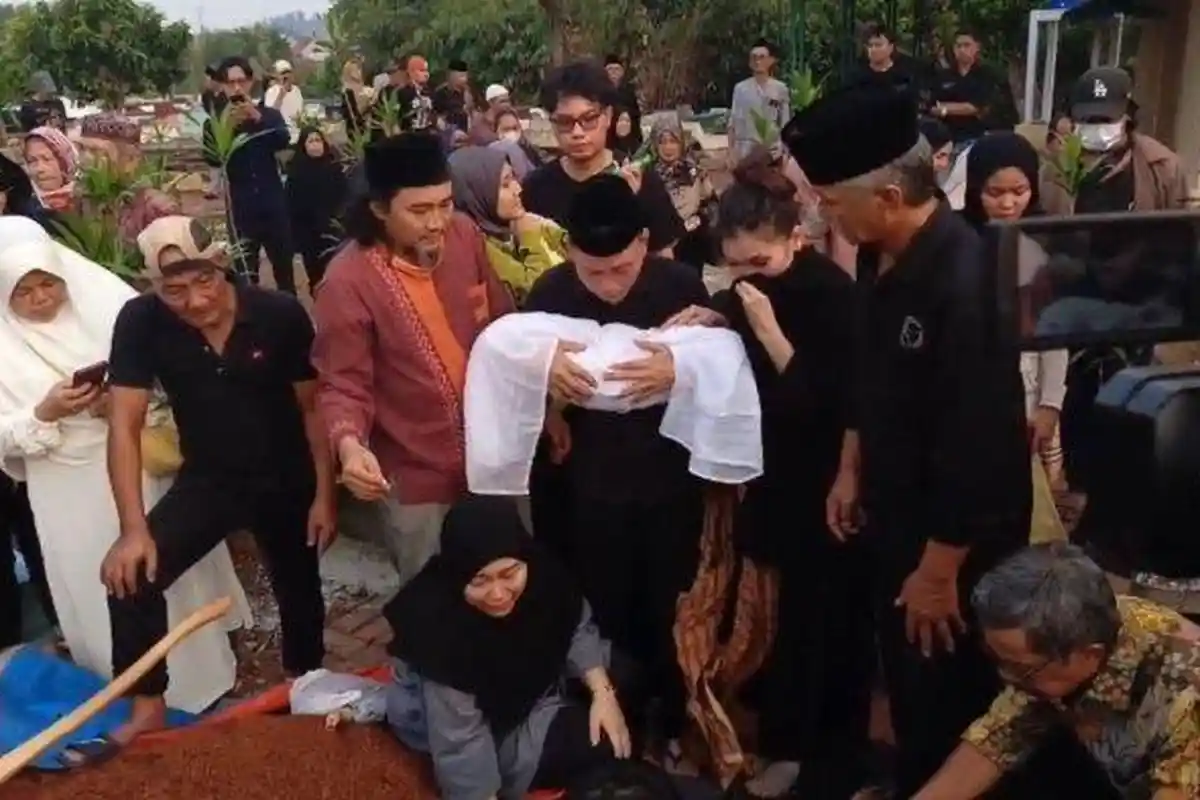 Ayu Ting Ting Berduka, Keponakan yang Baru Lahir Meninggal