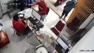pria-membawa-celurit-saat-di-Jalan-Usman-Sadar-Gresik-dia-pukul-petugas-gara-gara-kesal.jpg