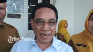 Wakil-Menteri-Kesehatan-RI-Benjamin-Paulus-dPdn-rumah-penderita-TBC-di-Sumbar.jpg