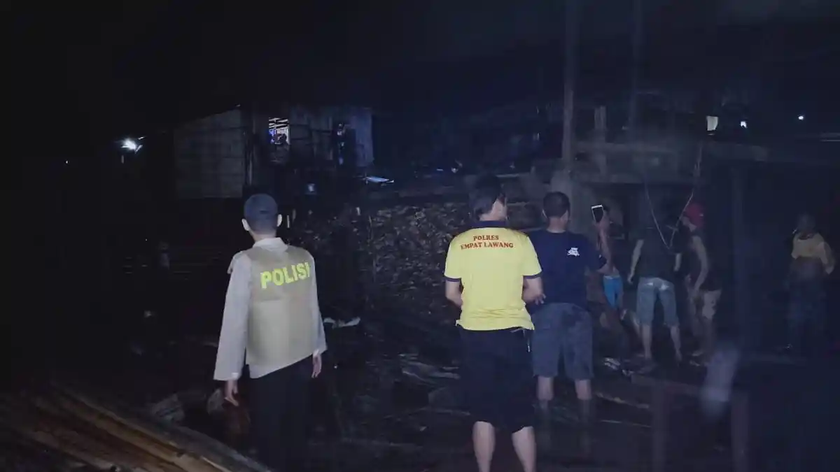 Lihat Api Makin Membesar di Rumah Irham, Warga Muarakarang Ramai-ramai Bongkar dan Robohkan 1 Rumah