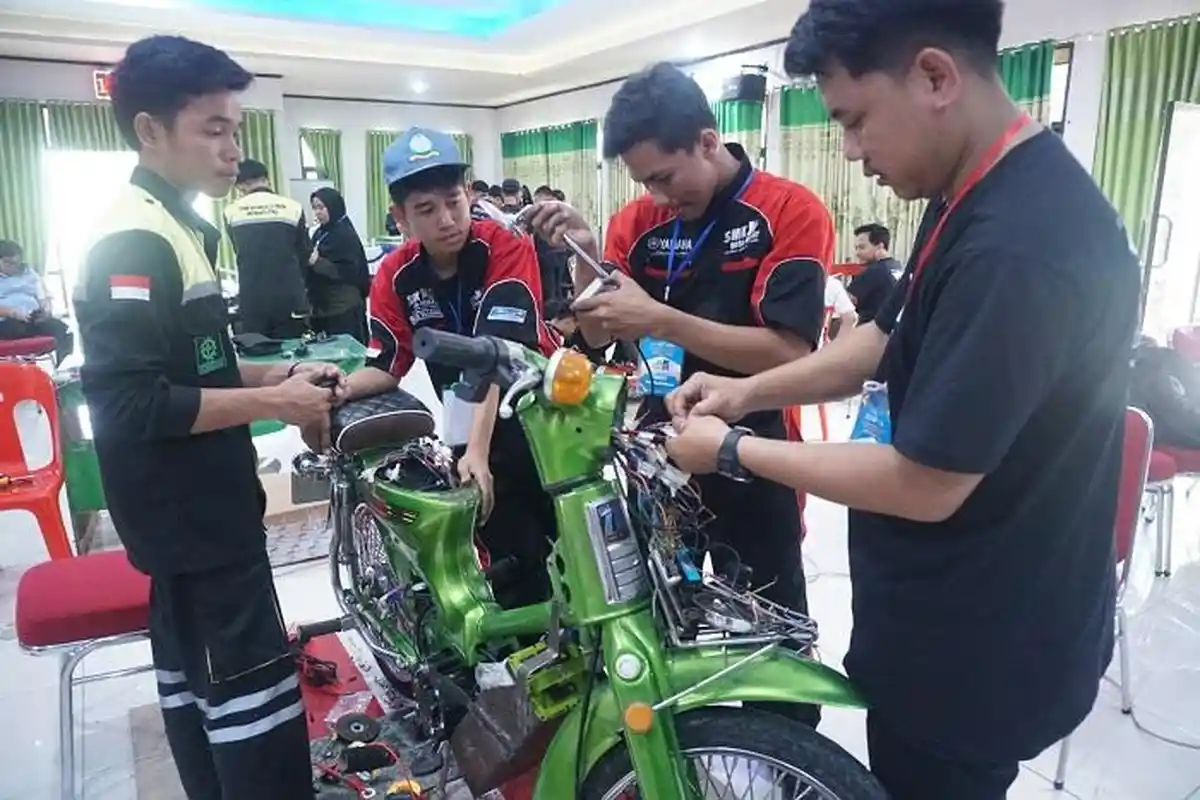 PLN Suluttenggo Bekali 47 Siswa SMK Palu Keterampilan Konversi Motor Listrik