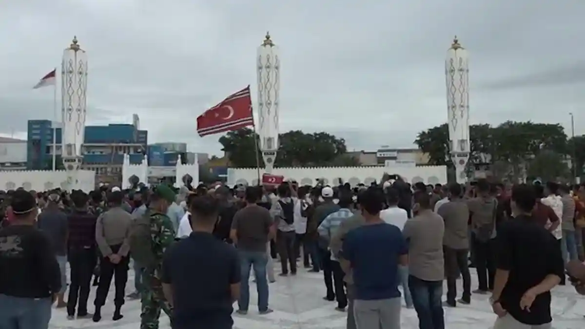 Bendera Bulan Bintang Sempat Berkibar 17 Menit di Masjid Raya Baiturrahman Banda Aceh