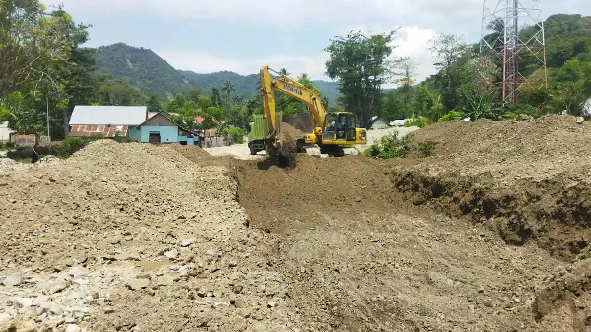 Material Banjir Bandang Penuhi Saluran Air di Desa Huangobotu, Warga dan Pemerintah Mulai Bersihkan