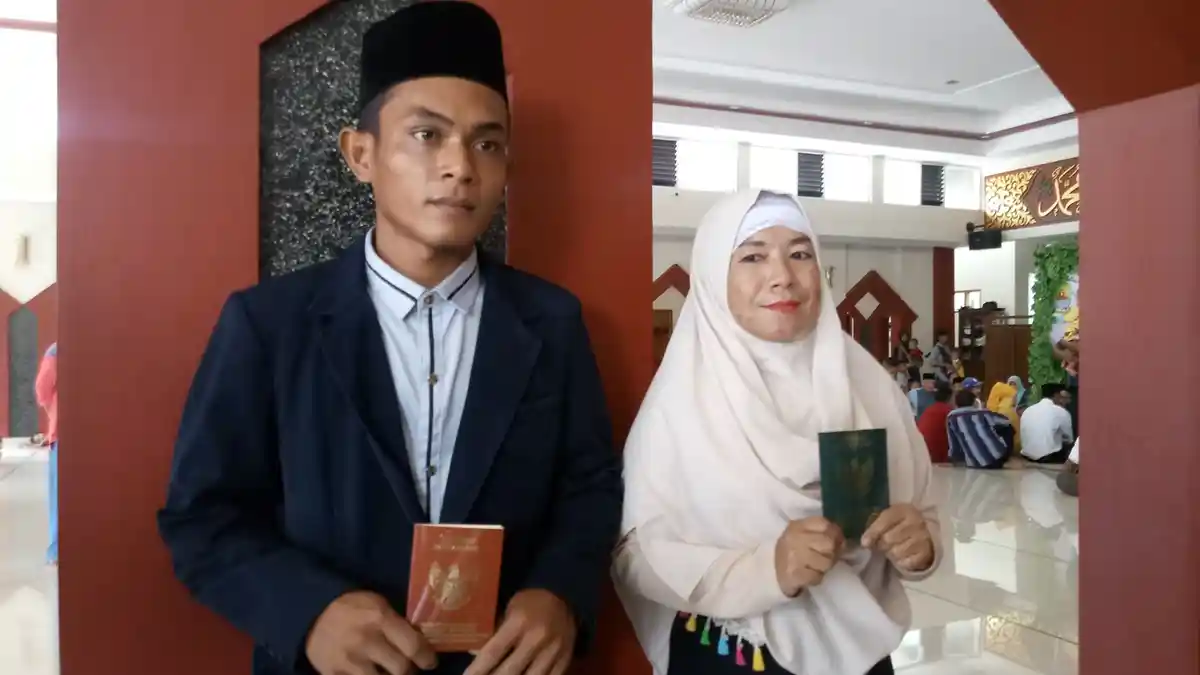 Terpaut Usia 16 Tahun dan Bertemu di Facebook, Pasangan Ini Akhirnya Menikah