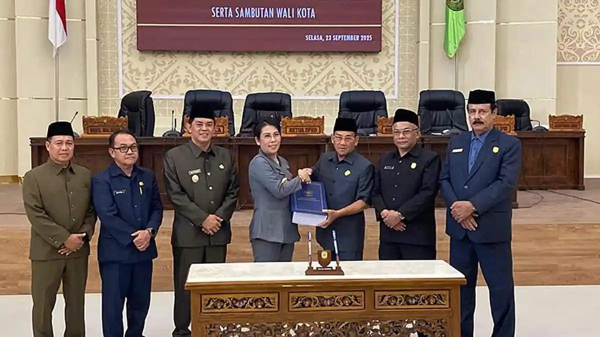 Wali Kota Singkawang Hadiri Paripurna DPRD, Bahas 3 Raperda dan APBD Perubahan 2025