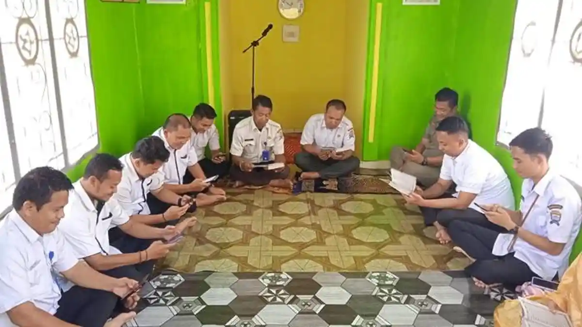 Camat Gandus Jufriansyah Bersama Staf Tadarusan Alquran Selama Ramadhan
