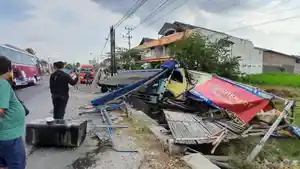 Truk-Bak-Kayu-di-Jalan-Bypass-Klaten-Tabrak-Satu-Angkringan-Kosong.jpg