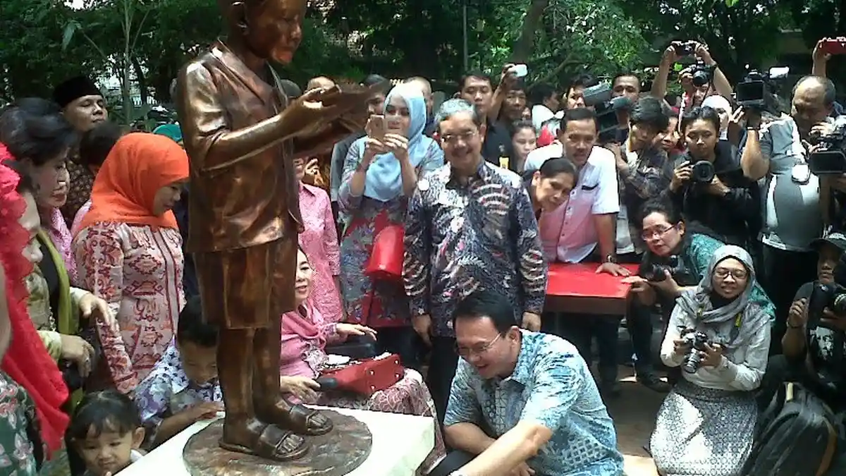 Khofifah Tidak Menyangka Patung Gus Dur Saat Kecil Pakai Sandal