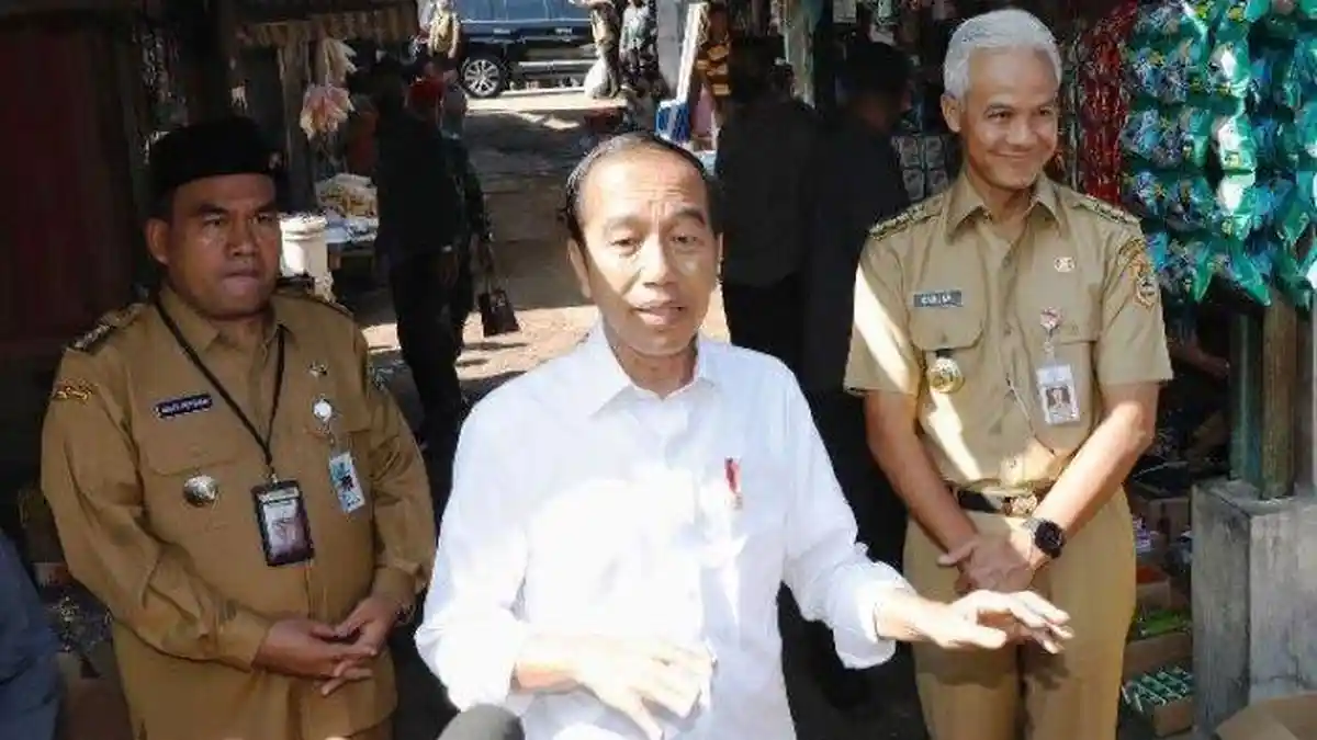 Blusukan ke Pasar Tradisional di Blora, Presiden Jokowi Cek Harga Bahan Pokok