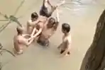 VIRAL Warga Bangkalan Evakuasi Bocah Dari Sungai, Teman-Temannya Histeris Lihat Korban Tenggelam