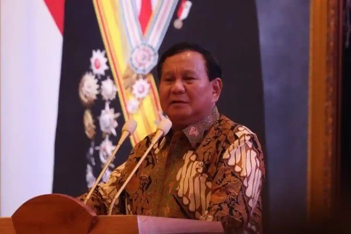 Prabowo Subianto Asuh Anak Prajurit TNI AU yang Gugur dalam Insiden Kecelakaan Pesawat di Pasuruan