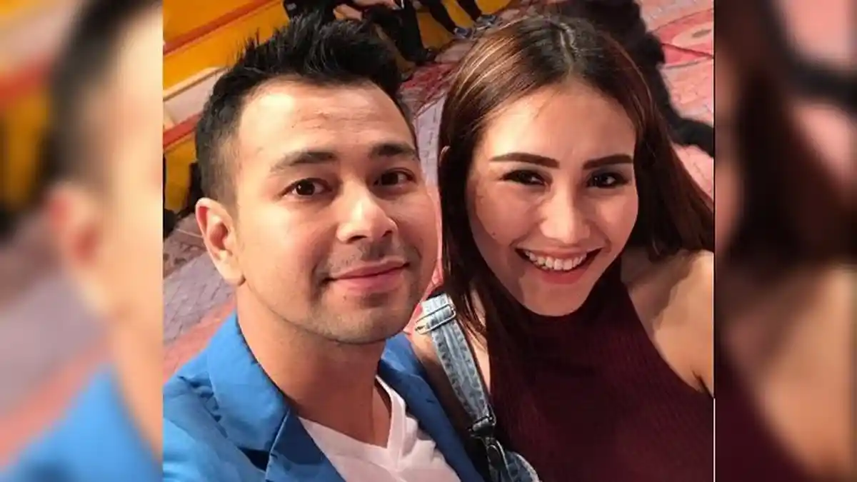 Terciduk Lagi! Ayu Ting Ting dengan Santainya Elus-elus Itunya Raffi Ahmad, Netter: Emang Gatel