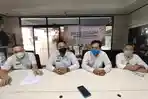 sekcam-banjarmasin-selatan-satriawan-ramadhana-dua-dari-kiri-saat-memberikan-klarifikasi.jpg