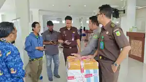 20250317-Petugas-gabungan-gagalkan-pengiriman-sarang-burung-walet-di-bandara-Hanandjoeddin.jpg