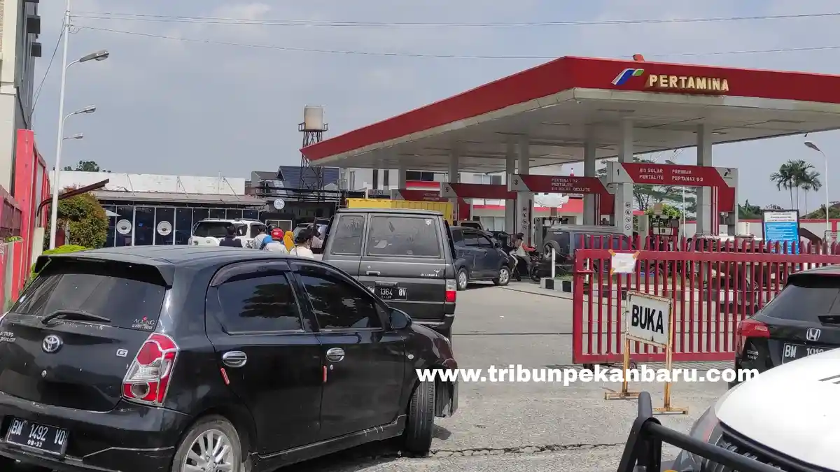 FOTO: Antrean Kendaraan di SPBU di Pekanbaru - foto_antrean_kendaraan_di_spbu_di_pekanbaru_1.jpg