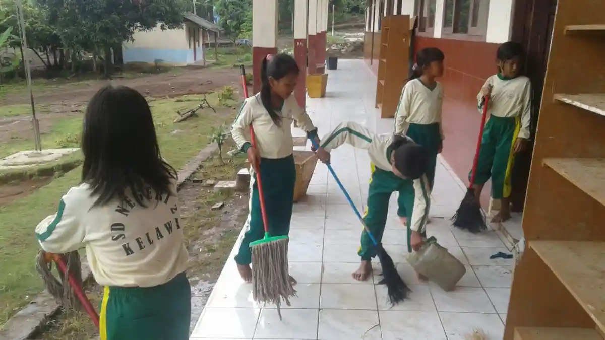 Atap Kelas Bocor, Para Siswa SD di Bakauheni Ini Kerja Bakti Bersihkan Kelas