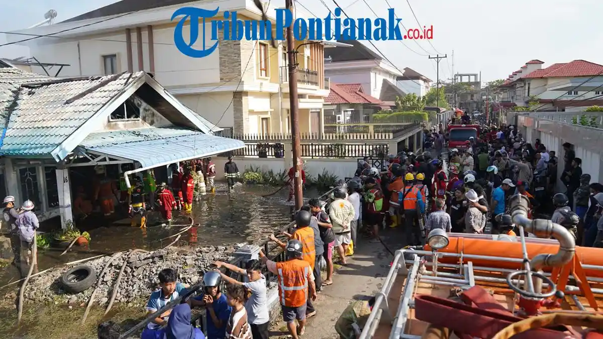 Ditinggal Tukang Kebun Usai Membakar Pohon, Rumah Dua Lantai di Pontianak Terbakar