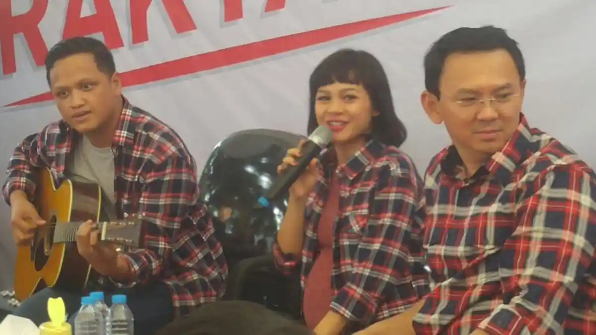 Bayi Andien Semangat Banget, Nendang-nendang Saat Ahok Ngomong