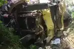 kondisi-truk-yang-alami-kecelakaan-masuk-jurang.jpg