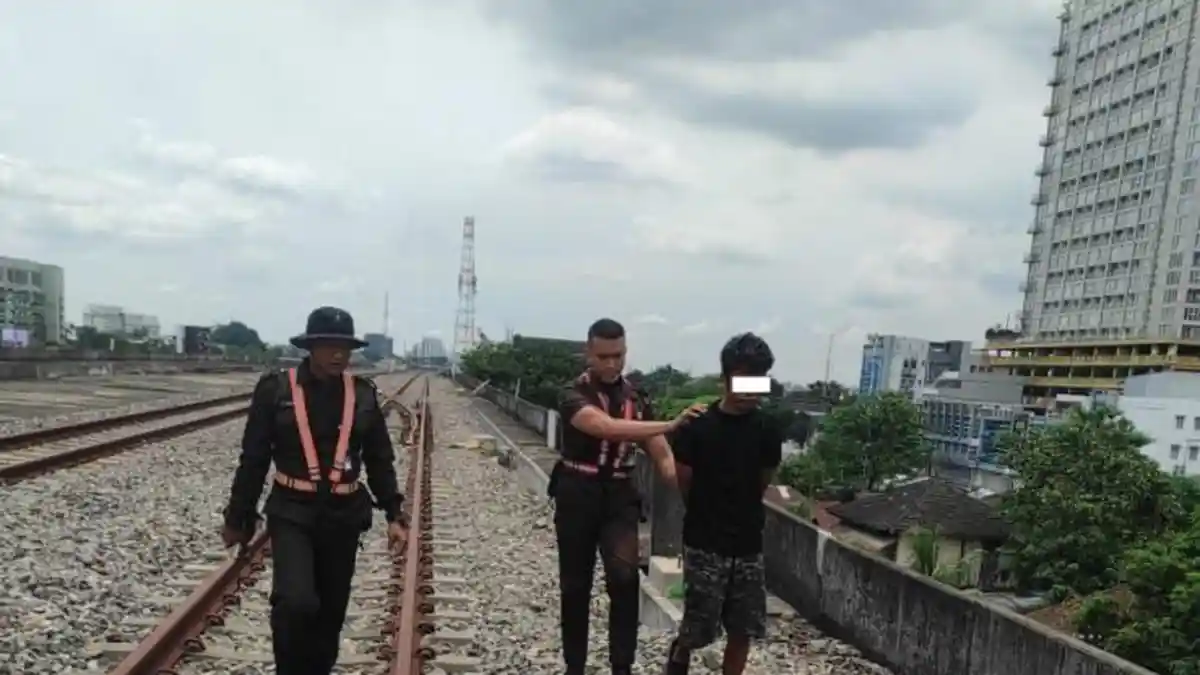 Petugas Keamanan KAI Divre I Sumut Tangkap Maling Kabel, Kepergok Motong Kabel dalam Gorong-gorong