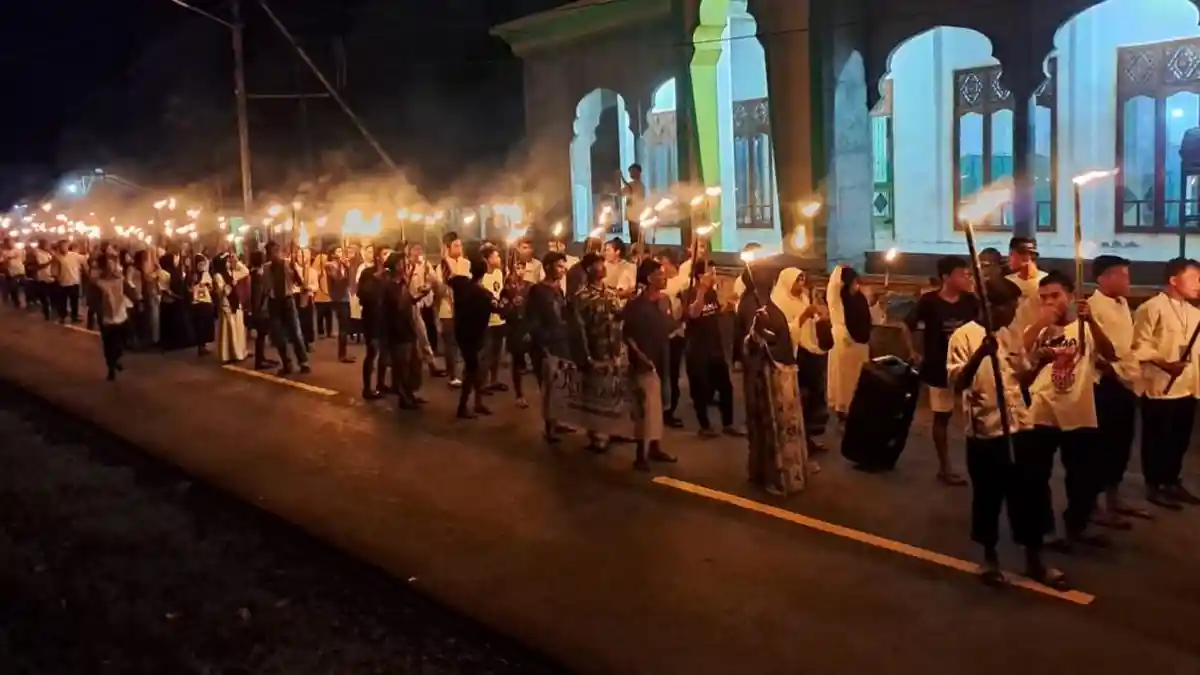 Warga Desa Tiley Morotai Pawai Obor Keliling Sambut Malam Lailatul Qadar 1444 H