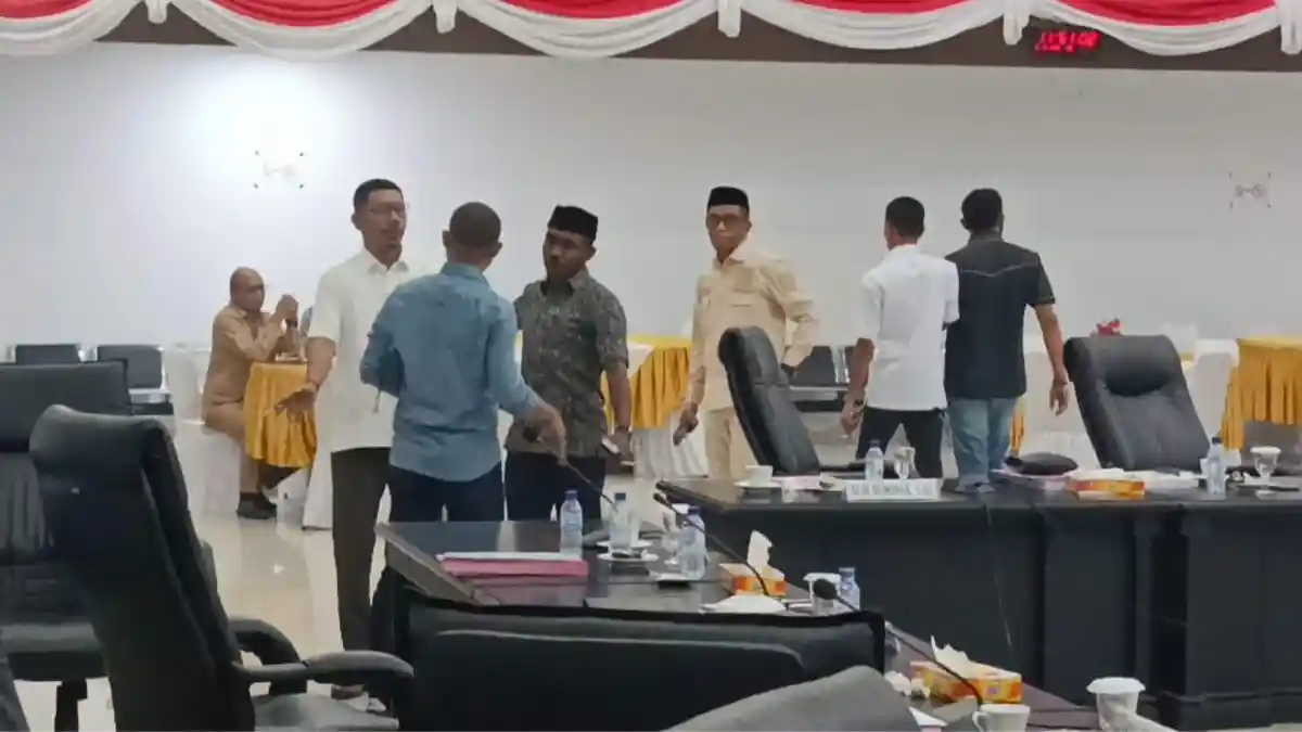 Rapat Pembahasan KUA PPAS Kabupaten SBT Berujung Ricuh Hingga Skorsing
