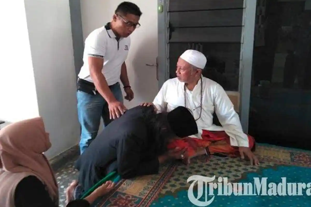 Pura-pura Mati dan Hidup Lagi, Pria Asal Kalbar Robi Anjal Bebas Seusai Bersimpuh di Hadapan Kiai