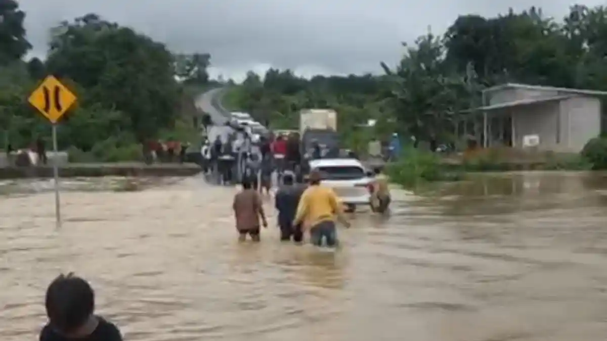 Jalan Batulicin-Banjar di Desa Peniungan Km 17 Pengaron Terendam Banjir ...