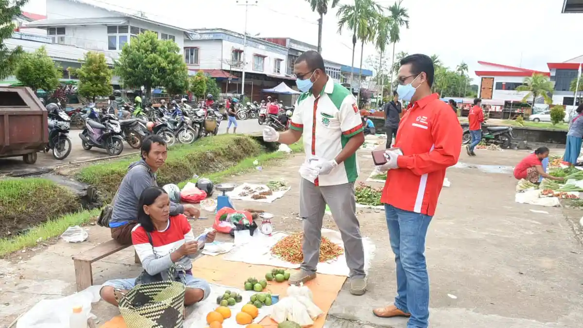 Pemuda Katolik Gandeng PMI Bagikan Masker dan Vitamin Kepada Pedagang di Sanggau