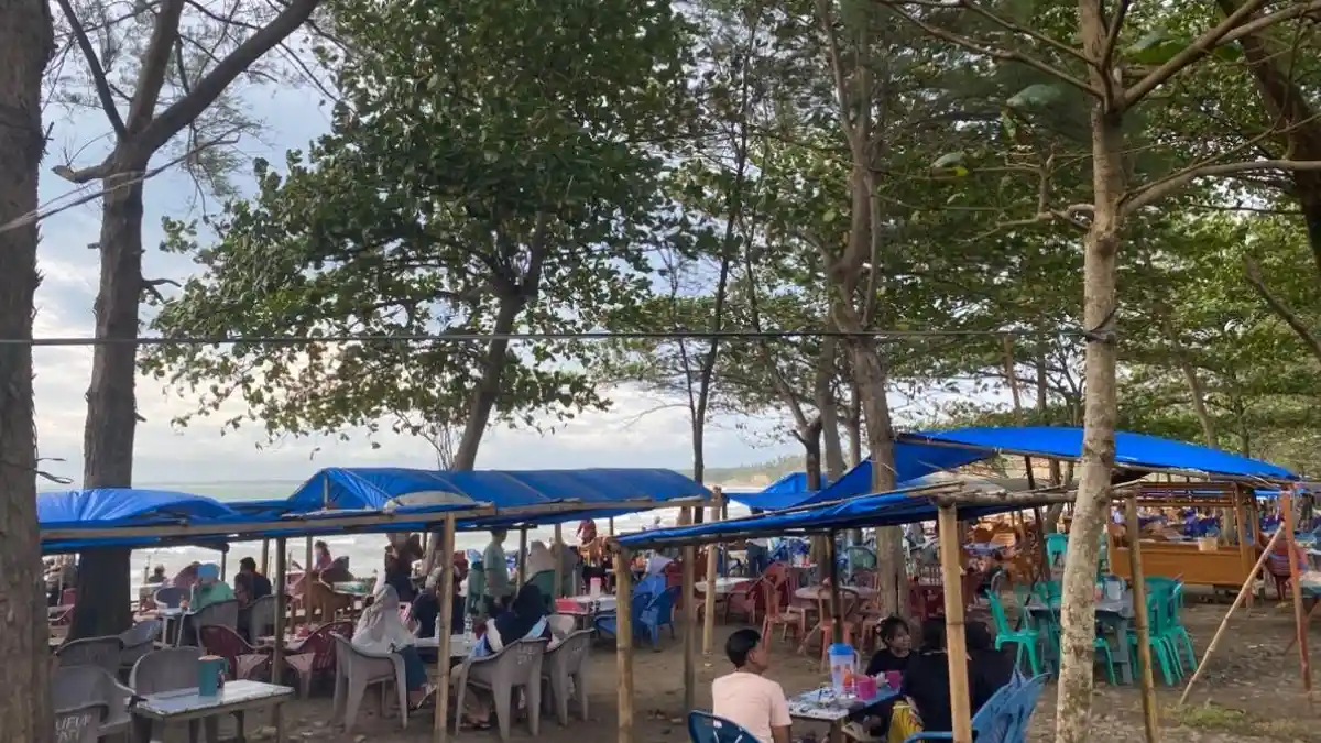 Pantai Pasar Bawah Bengkulu Selatan Ramai Pengunjung saat Libur Lebaran 2025