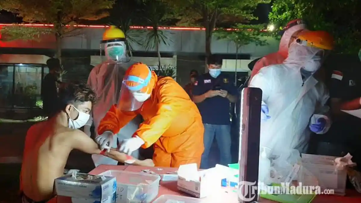 65 Warga Terjaring Razia Jam Malam PSBB Gresik, 6 Orang Bersuhu Tubuh di Atas 37 Derajat, 1 Reaktif