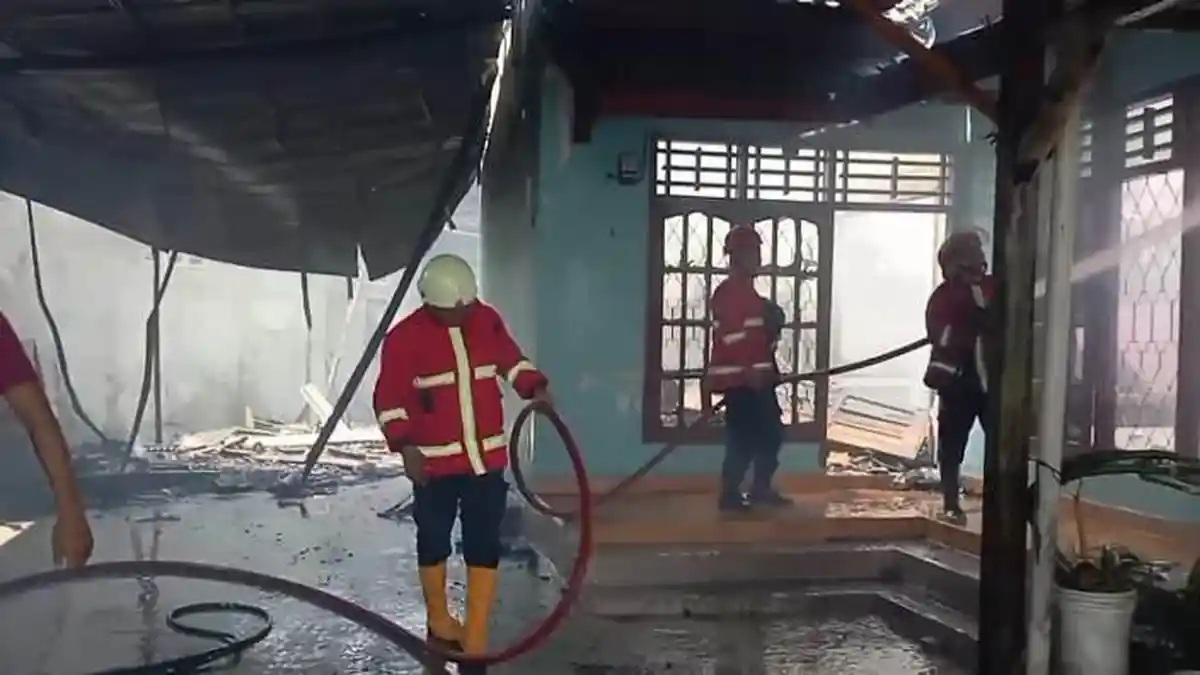 Rumah Warga Kalianda Ludes Dilalap Api, Kerugian Ditaksir Rp 300 Juta