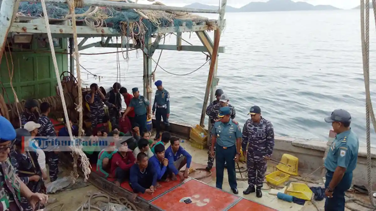 Diberi Peringatan, Kapal Ikan Vietnam Ini Malah Mau Nabrak KRI Teuku Umar 385