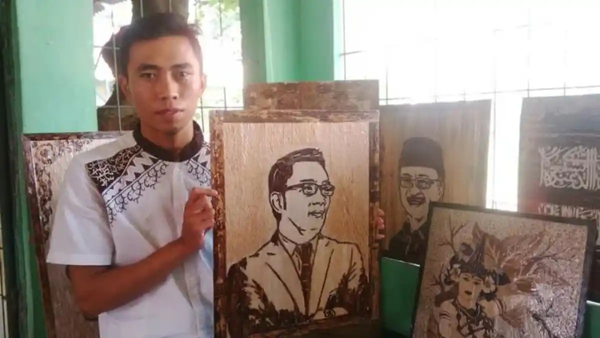 Anda Mungkin Tak Percaya, Lukisan Wajah Kang Emil Ini Terbuat dari Kulit Batang Pisang