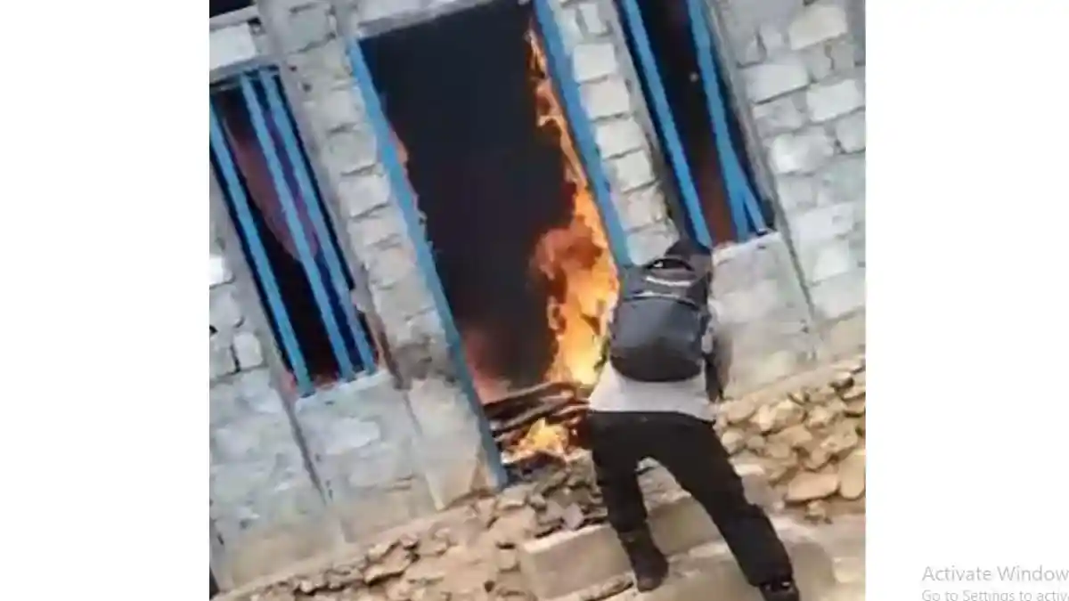 Diduga Pakai Ilmu Hitam, Satu Rumah di Kepulauan Sula Dibakar Warga
