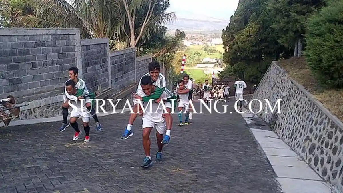 Fisik Pemain Anjlok, Pemain Pra PON Jatim Latihan di Tanjakan