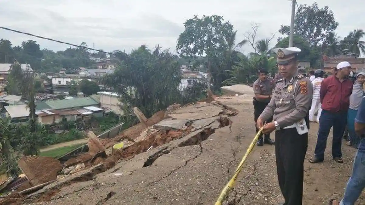 Baru Selesai Dibangun, Ruko 10 Pintu Dekat Sungai Batanghari Jambi, Ambles